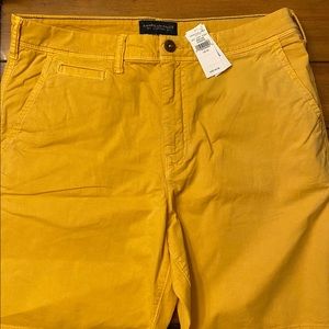 Men’s yellow shorts NWT